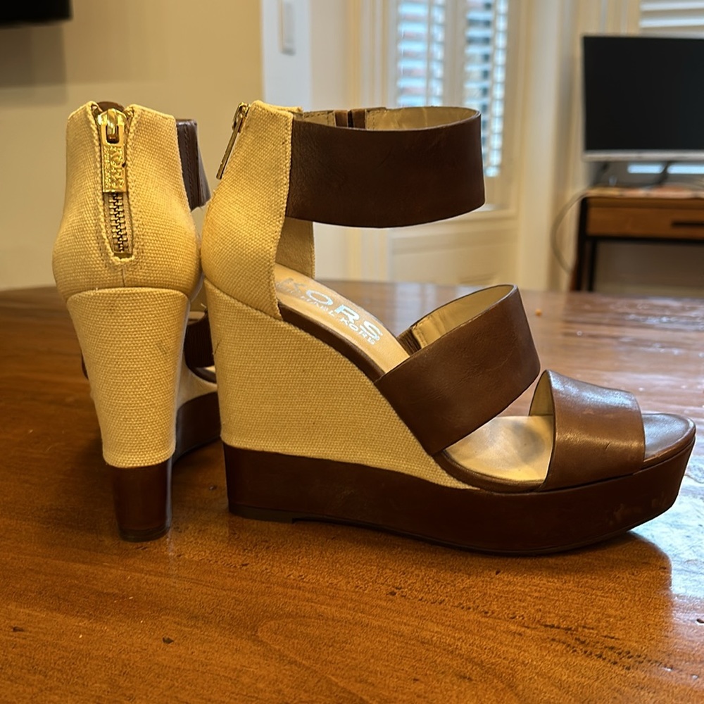 Michael Kors Wedge Sandle, size 8, only worn once - Picture 4 of 5